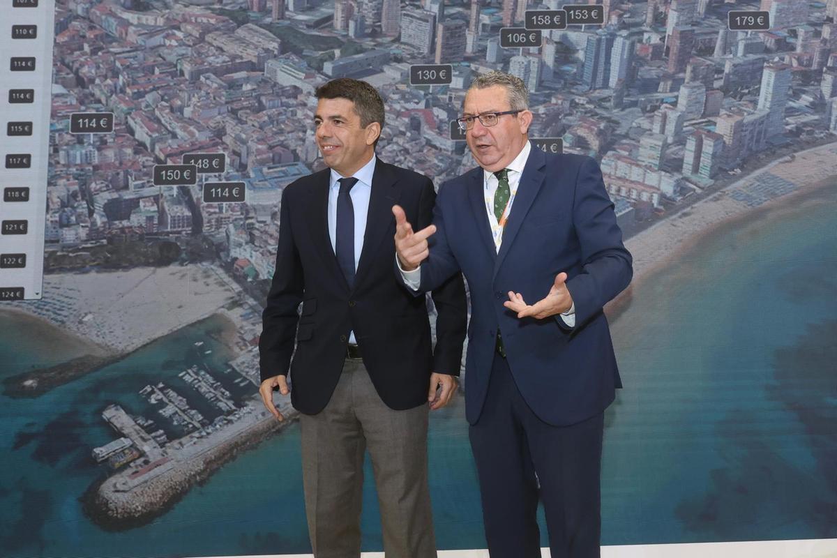 Mazón junto a Toni Pérez en Fitur 2025.