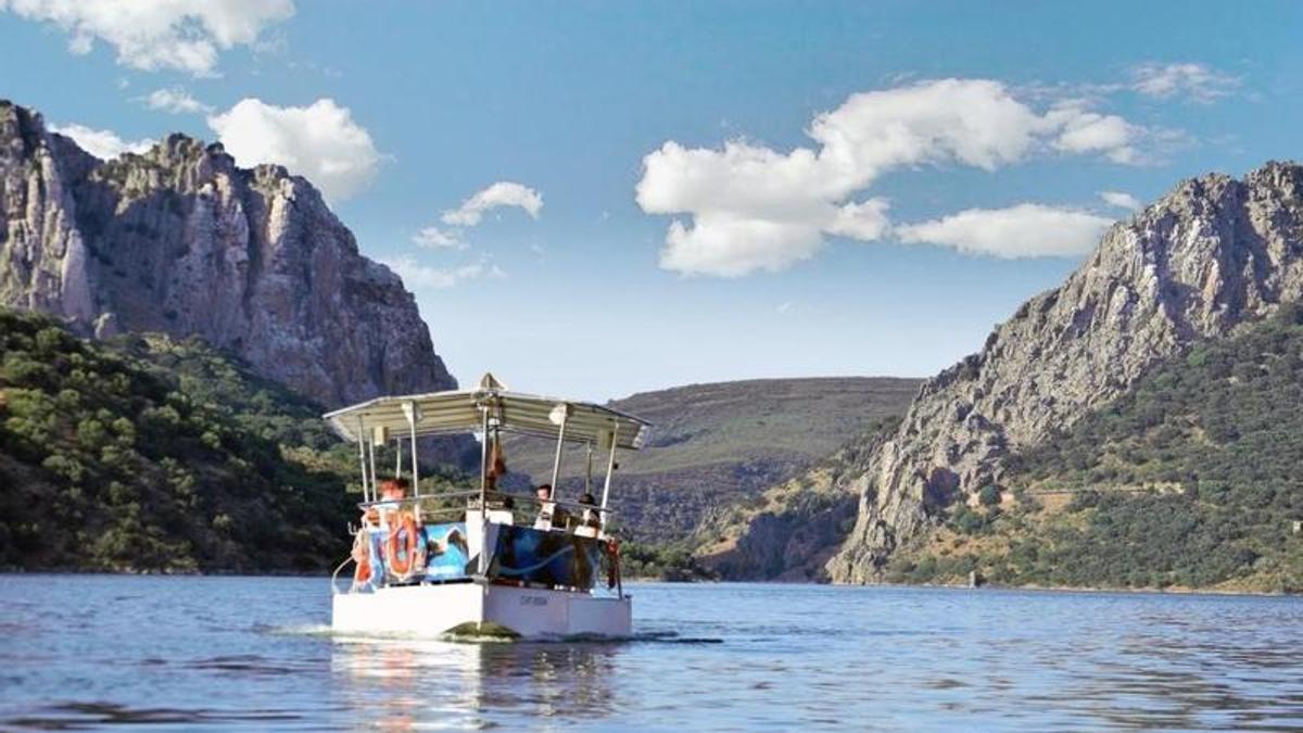Barco del Tajo navegando por el entorno del Parque Nacional de Monfragüe.