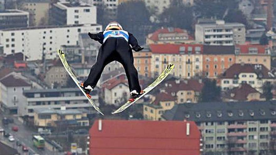 Esquiadors que volen al campionat del món d&#039;esquí nòrdic d&#039;Àustria
