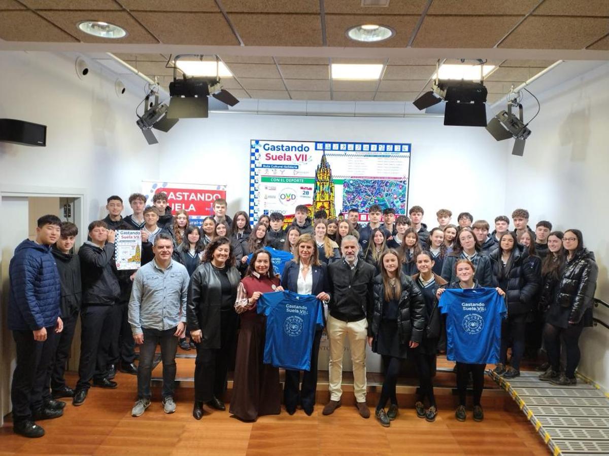 Alumnos, profesores y representantes del Ayuntamiento y de Fedema en la presentación de la ruta solidaria.
