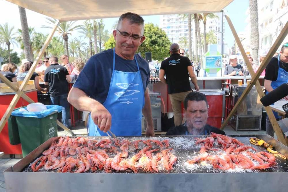 Centenares de comensales pasaron por el Passeig de ses Fonts para probar alguna de las exquisiteces cocinadas con pescado o marisco