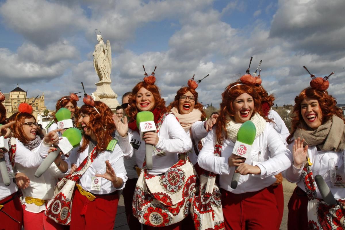 FOTOGALERÍA/ Pasacalles de Carnaval en el puente romano de Córdoba