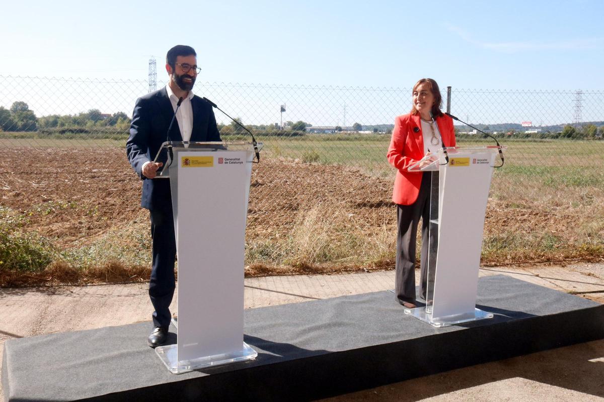 El secretari d'Estat d'Energia i la consellera de Territori, al costat dels terrenys on s'aixecarà el nou Campus de Salut de Girona