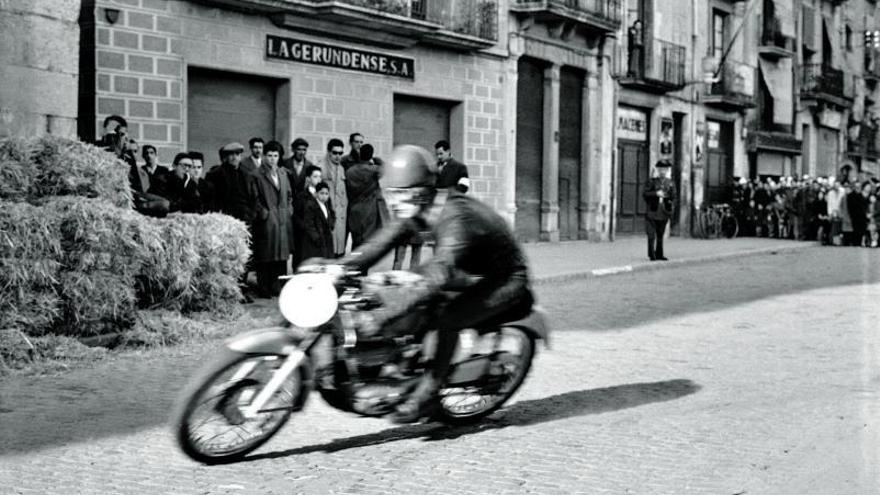 Competició de motos a la Rambla Pi i Margall, el 20 de desembre del 1959.