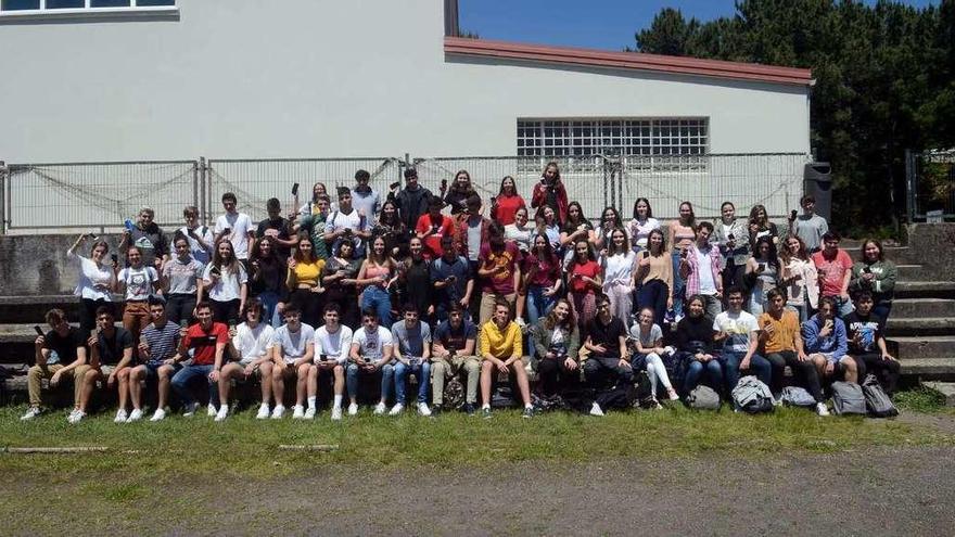 Foto de familia de los estudiantes de 2º de Bachillerato del instituto Castro Alobre mostrando sus teléfonos móviles. // Noé Parga