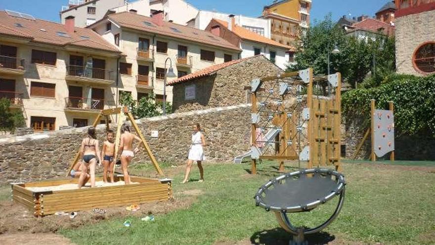 Niños jugando en el nuevo parque..