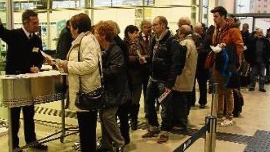 Viatgers a l&#039;estació del TAV de Figueres passant el control de seguretat, el dia d&#039;estrena de la línia.