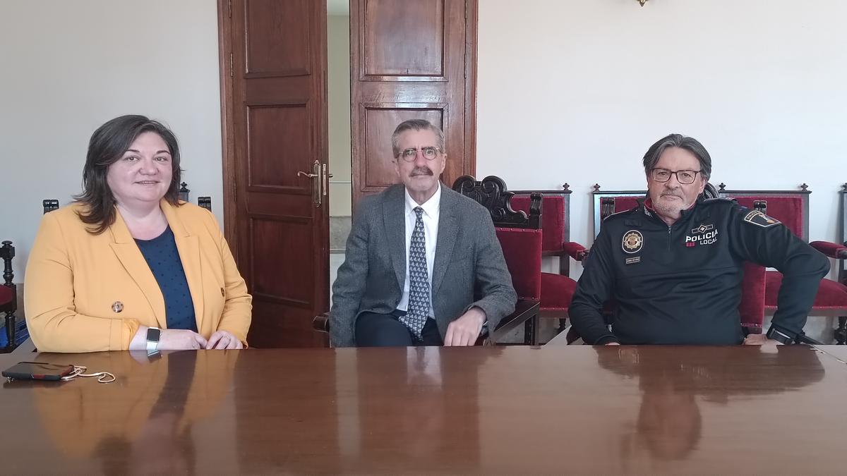 La presidenta de la comisión de Infraestructuras de l&#039;Horta Sud, Eva Zamora; el jefe de la Policía Local de Alcàsser, Fulgencio Torres, y secretario autonómico de Seguridad y Emergencias, José María Ángel, en la presentación del proyecto de Protección Civil de la Mancomunitat de l&#039;Horta Sud