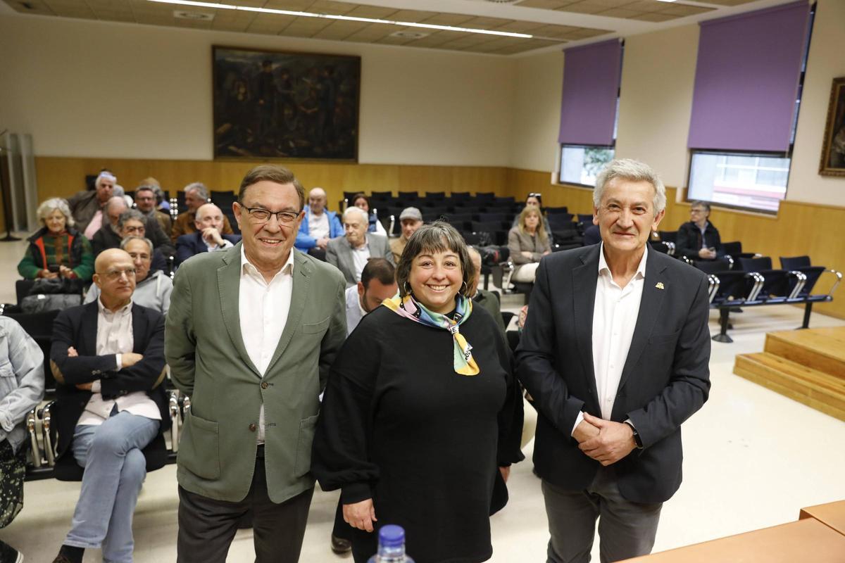 Por la izquierda, Juan Vázquez, Raquel García y Santiago García Granda en la sala de grados del Campus de Mieres
