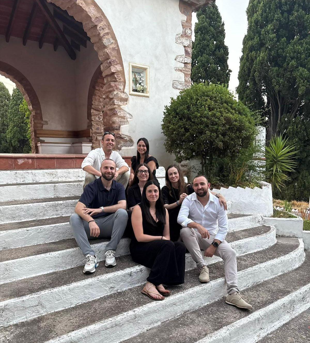 Estos son los siete clavarios de las fiestas del Cristo de Eslida, que recogen el testigo de sus abuelos, 60 años después; y de sus padres, 30 años después.