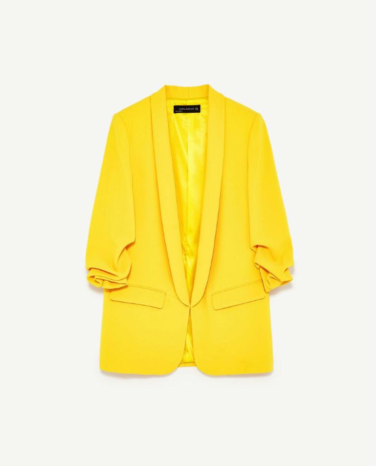 Prendas y complementos en amarillo: blazer de Zara