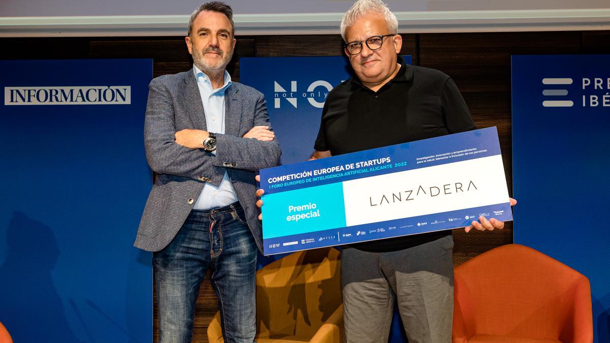 Javier Giménez, de Lanzadera, concede el premio a Benjamín Villoslada, de la startup Big Dental, y fundador de Menéame.