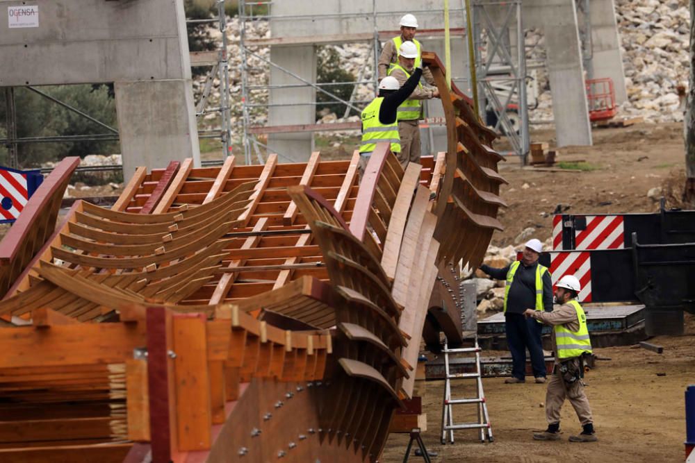 La instalación del último tramo del puente de madera sobre el río Guadalhorce ha comenzado este martes.