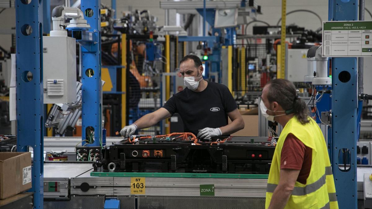 Trabajadores en la planta de Ford Almussafes, en una imagen de archivo.