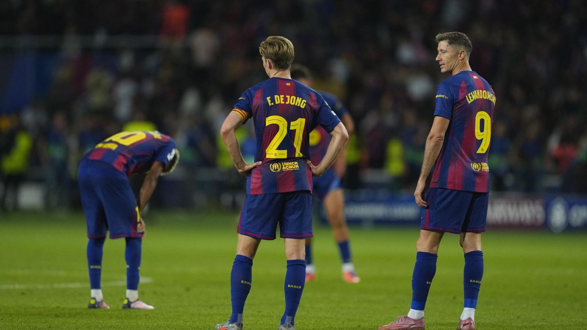 FC Barcelona´s players react at the end of the UEFA Champions League phase soccer match between FC Barcelona and PSG in Barcelona, Spain, 01 October 2025. EFE/Alejandro Garcia