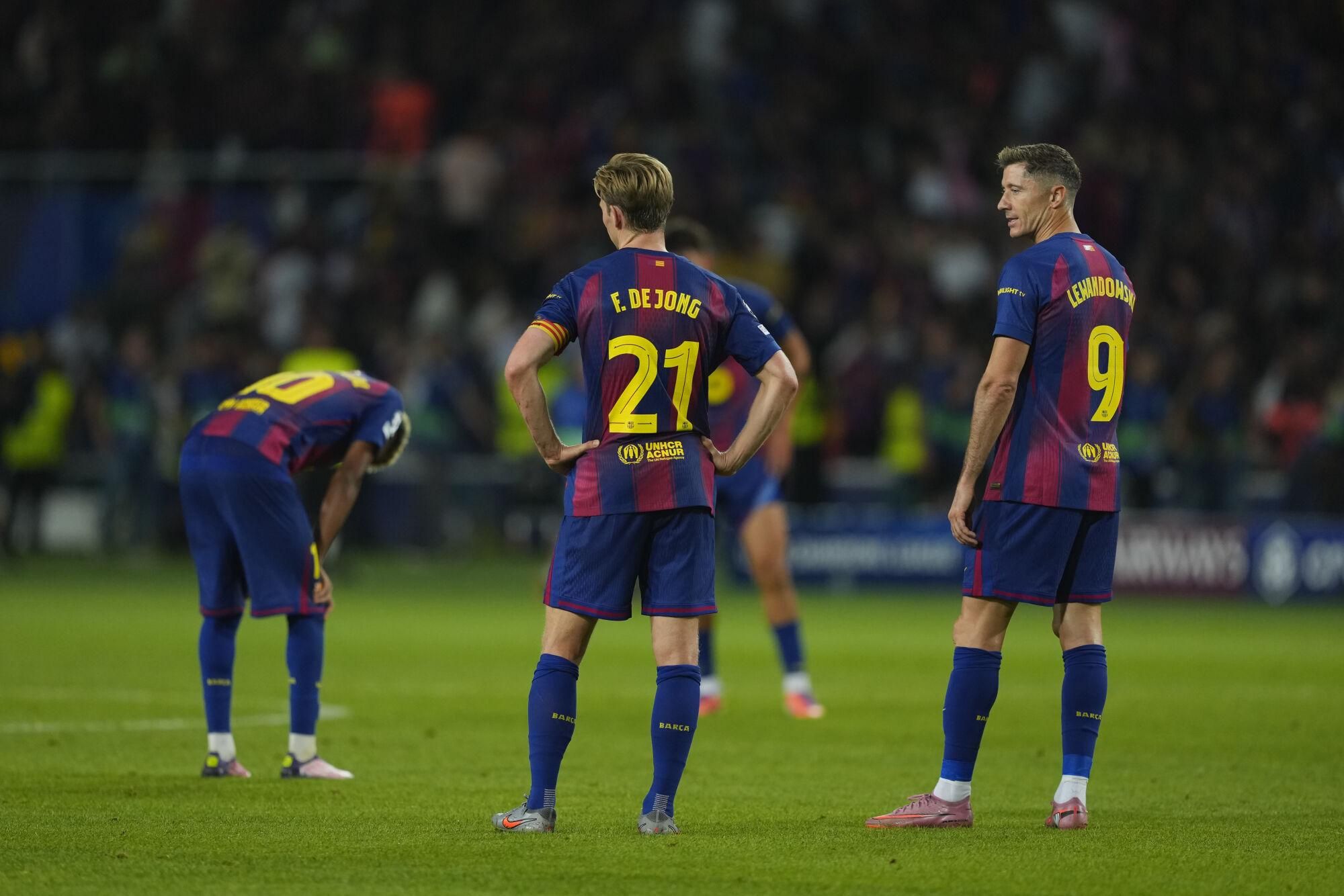 FC Barcelona´s players react at the end of the UEFA Champions League phase soccer match between FC Barcelona and PSG in Barcelona, Spain, 01 October 2025. EFE/Alejandro Garcia