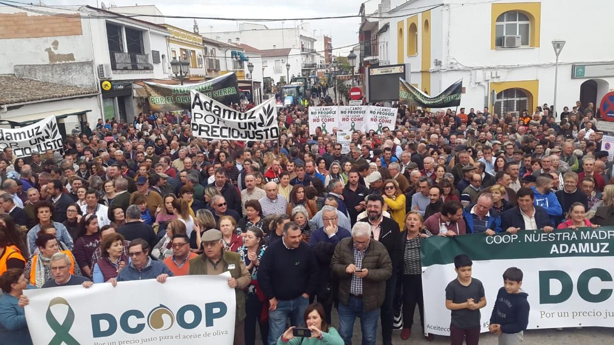 Miles de personas se manifiestan en defensa de la agricultura en Adamuz