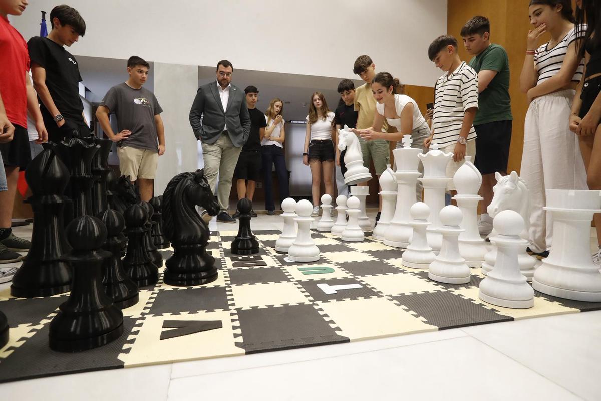 Adrián Barbón, con alumnos del instituto, jugando con el ajedrez gigante.