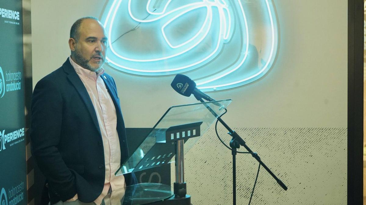 Chus Mateo, seleccionador nacional de baloncesto, en la presentación del primer congreso de entrenadores de baloncesto en la Federación Andaluza de Baloncesto.