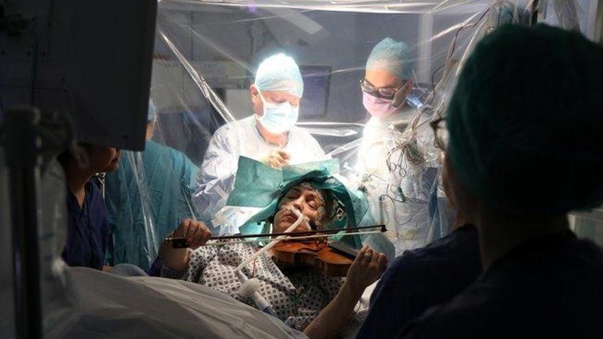 Una paciente toca el violín mientras los cirujanos le extirpan un tumor cerebral