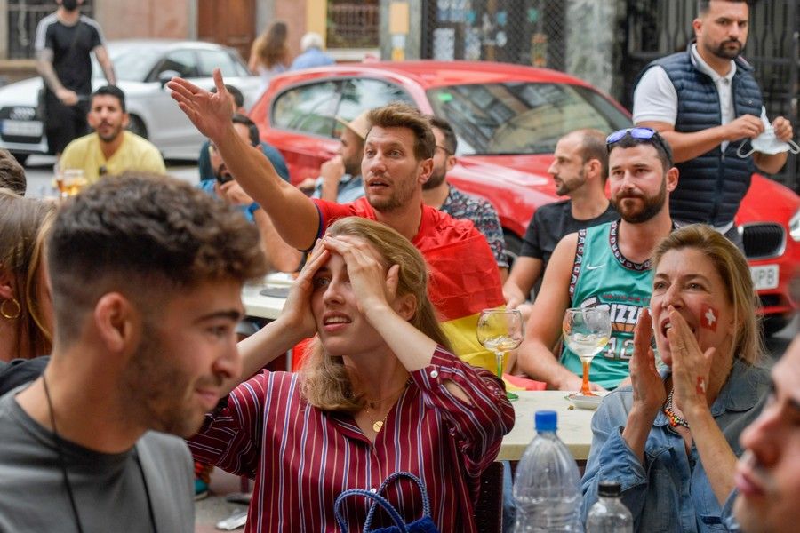 Aficionados ven en la capital grancanaria el partido de España en cuartos de final de la Eurocopa