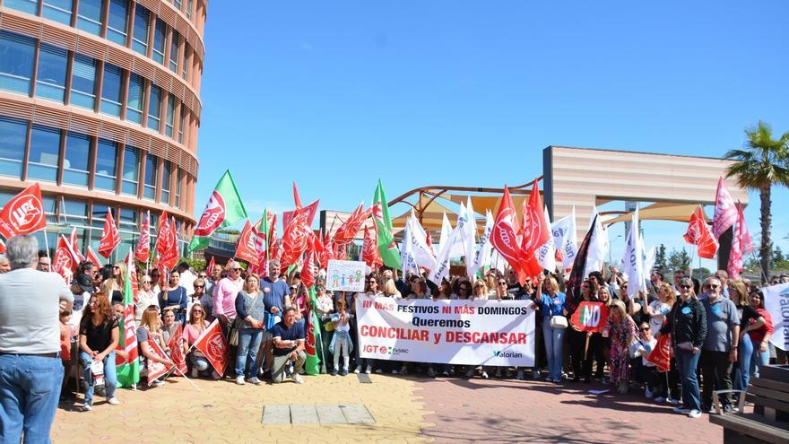 Cientos de trabajadores protestan en Sevilla por la desregulación de horarios comerciales