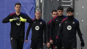 Szczesny, Olmo, Eric García, Gerard Martín y Pau Víctor en el entrenamiento del Barça previo al estreno en la Copa ante el Barbastro.