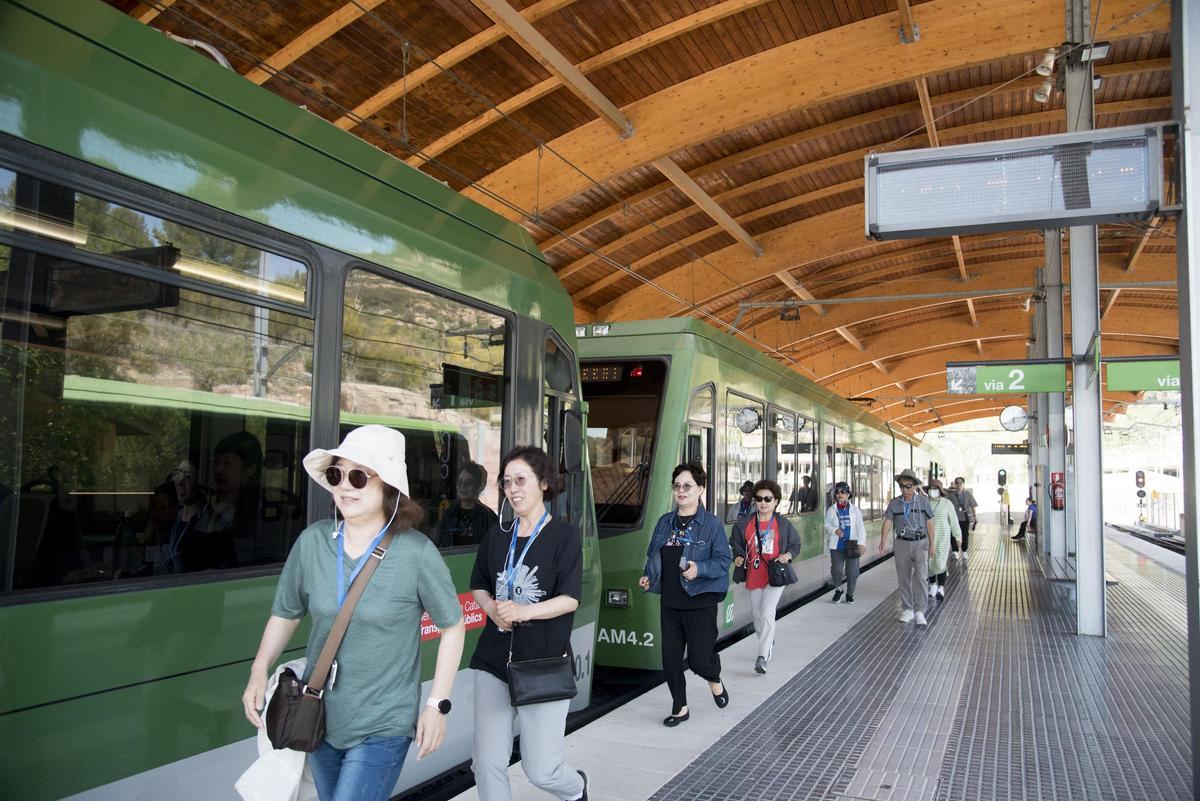 Viatgers a punt de pujar al cremallera de Montserrat
