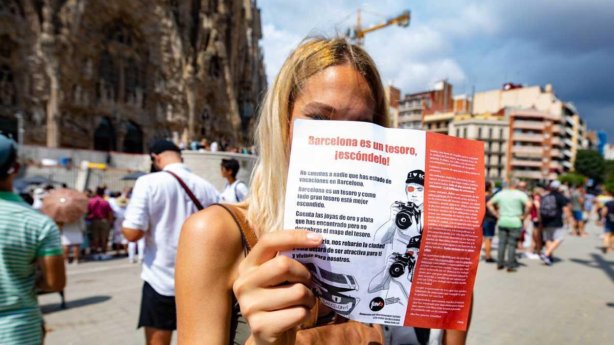 Campaña para concienciar a los turistas sobre las consecuencias de la masificación en Barcelona