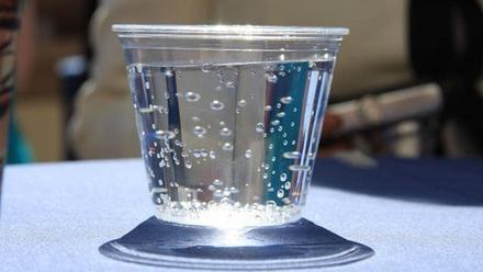 Por qué salen burbujas en los vasos de agua en reposo - Levante-EMV