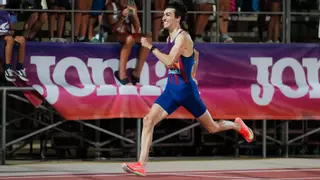 Erta y Paula Sevilla reinan en 400, Artur Coll vuela y María Vicente roza la épica