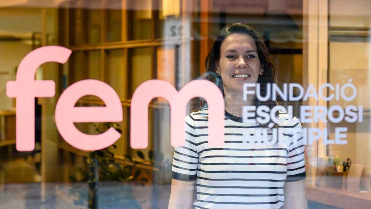 Eva Navarro, tras el ventanal del local de la Fundació Esclerosi Múltiple, en Barcelona.
