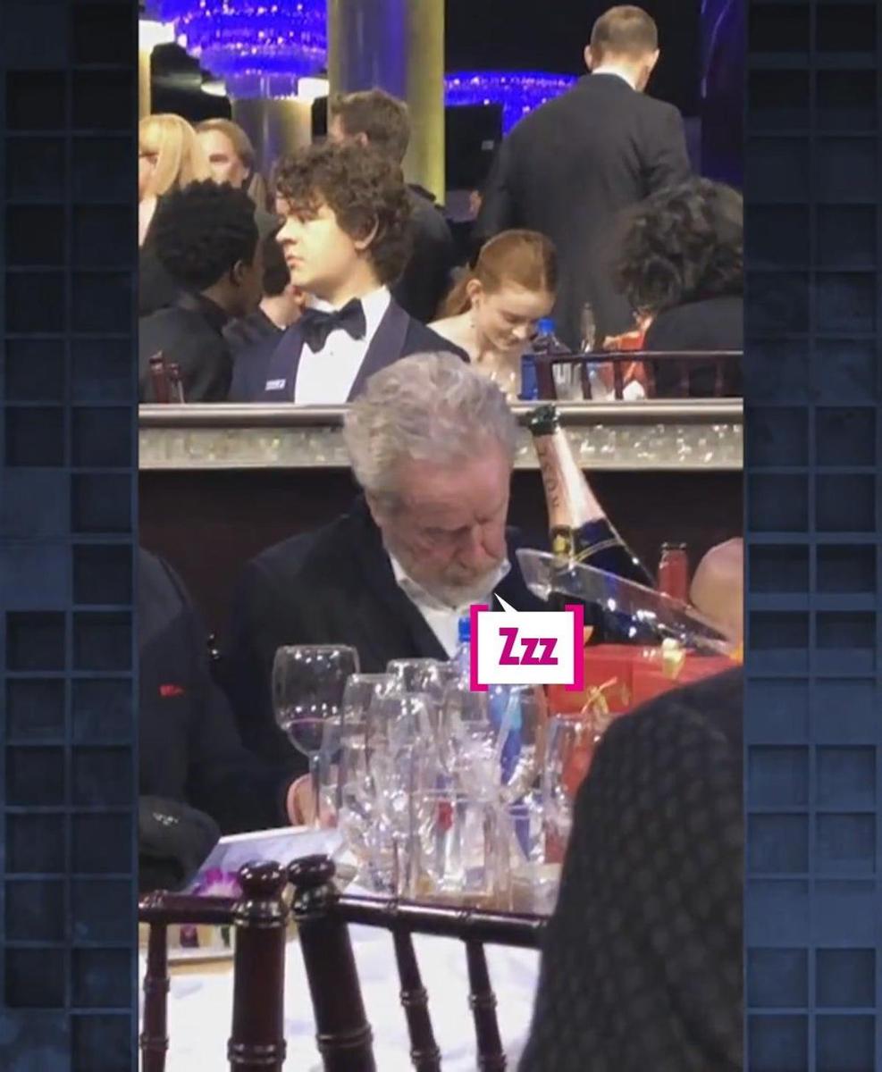 Pantallazo del vídeo de Dakota Johnson grabando a los niños de Stranger Things y a Ridley Scott dormido