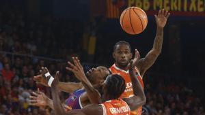 Kevin Punter pelea por un balón entre Badio y Montero, este lunes en el Palau. 