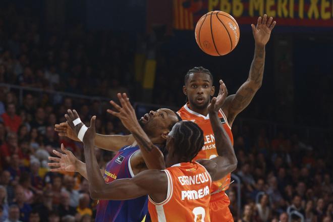 El Valencia asalta el Palau con un Montero descomunal y deja al Barça contra las cuerdas