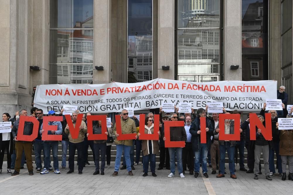 Manifestación contra la venta de los muelles