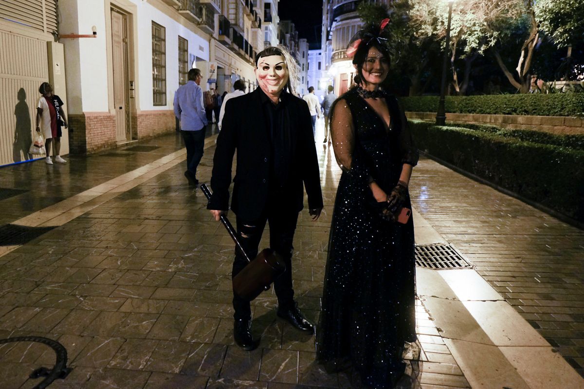 Las calles del centro de Málaga se llenan de máscaras y disfraces por Halloween