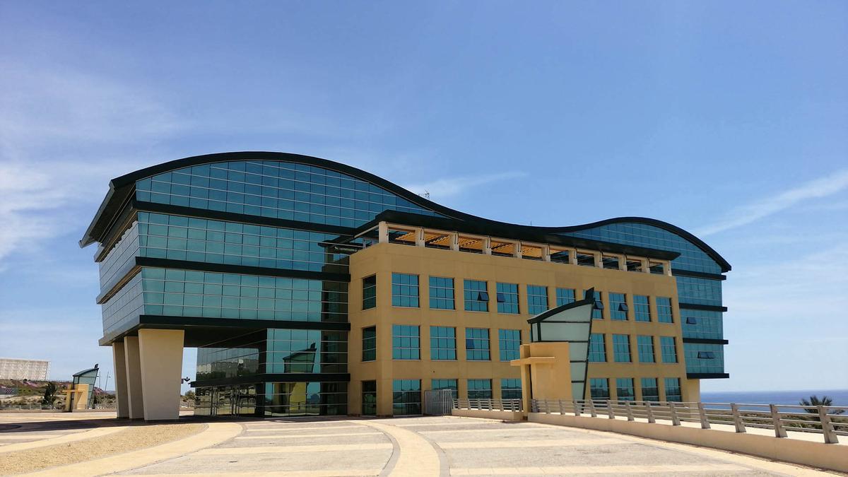 El edificio 1 de la sede de Distrito Digital en Alicante está situado en el complejo de Agua Amarga.