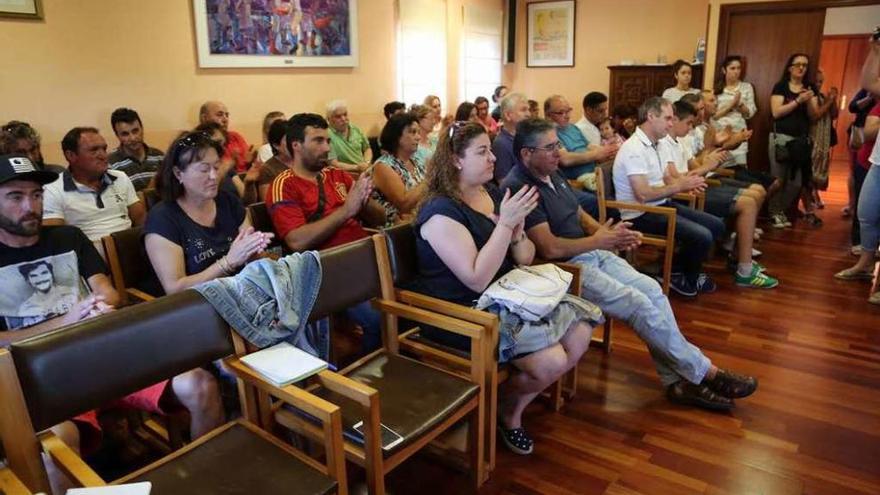 Algunos marineros y sus familias estuvieron en el pleno de ayer, entre el público. // Muñiz