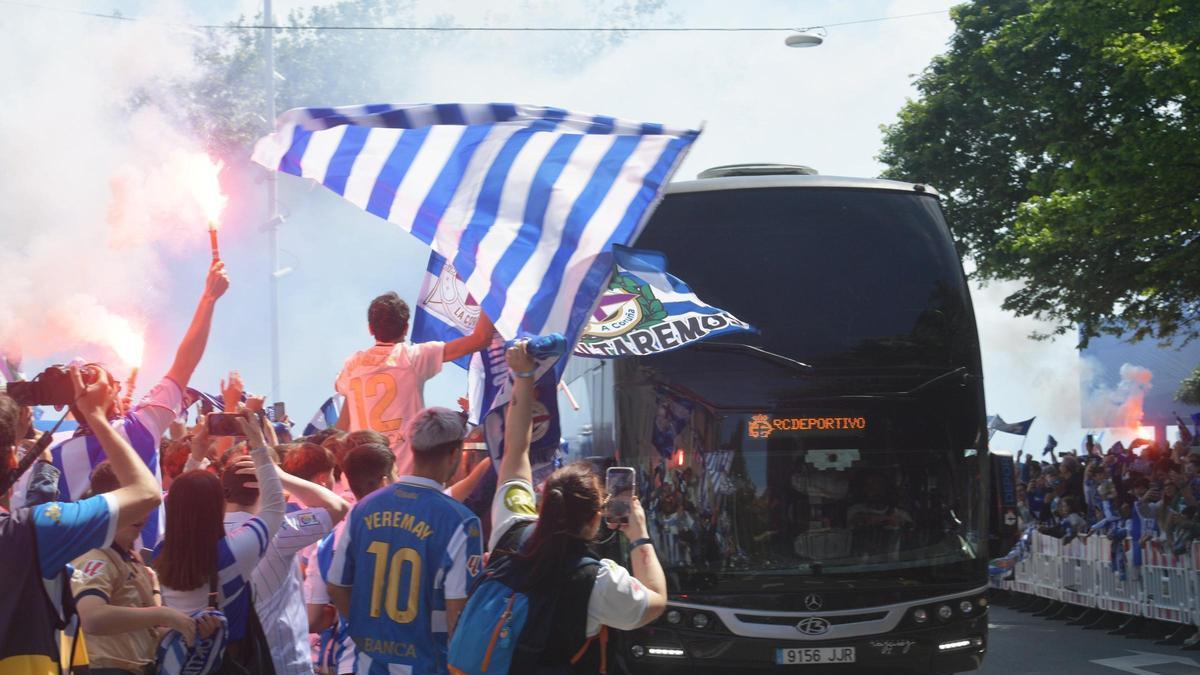 Bengalas y banderas para recibir al Deportivo en Riazor