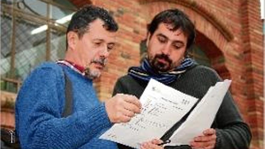 Dani Cornellà -a la dreta- i Gerard Fernández repassant l&#039;escrit judicial.