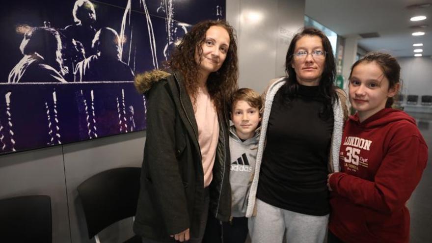 Rosa Marhuenda (izq.), con el niño y la madre y su hija ucranianas que ha acogido en Elche. | ANTONIO AMORÓS
