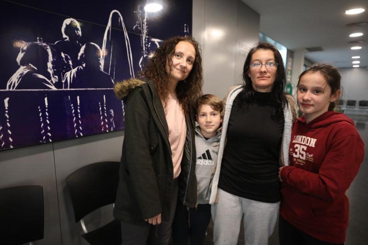 Rosa Marhuenda (izq.), con el niño y la madre y su hija ucranianas que ha acogido en Elche. | ANTONIO AMORÓS