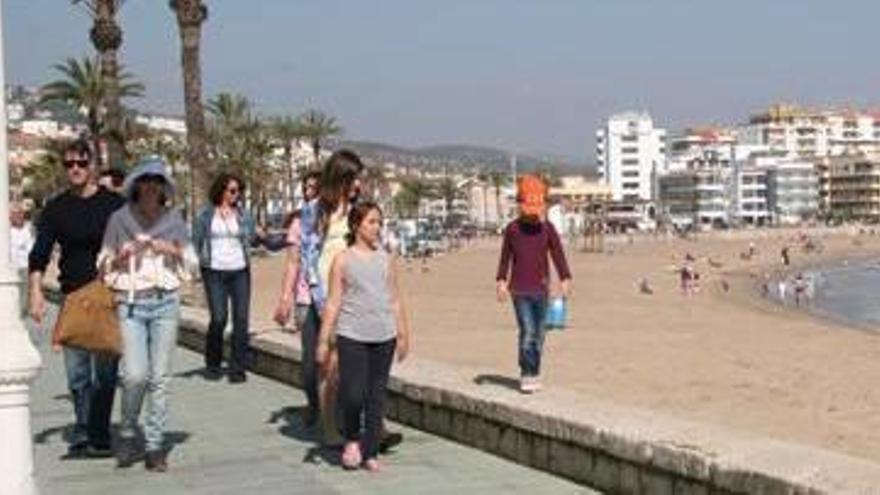 Un grupo de turistas en el paseo marítimo de Peñíscola.