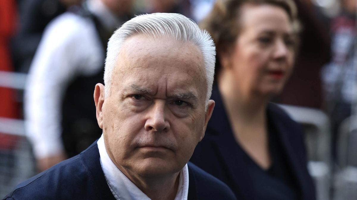 El experiodista de la BBC Huw Edwards llegando al tribunal donde ha sido condenado a seis meses de prisión por delitos de pornografía infantil