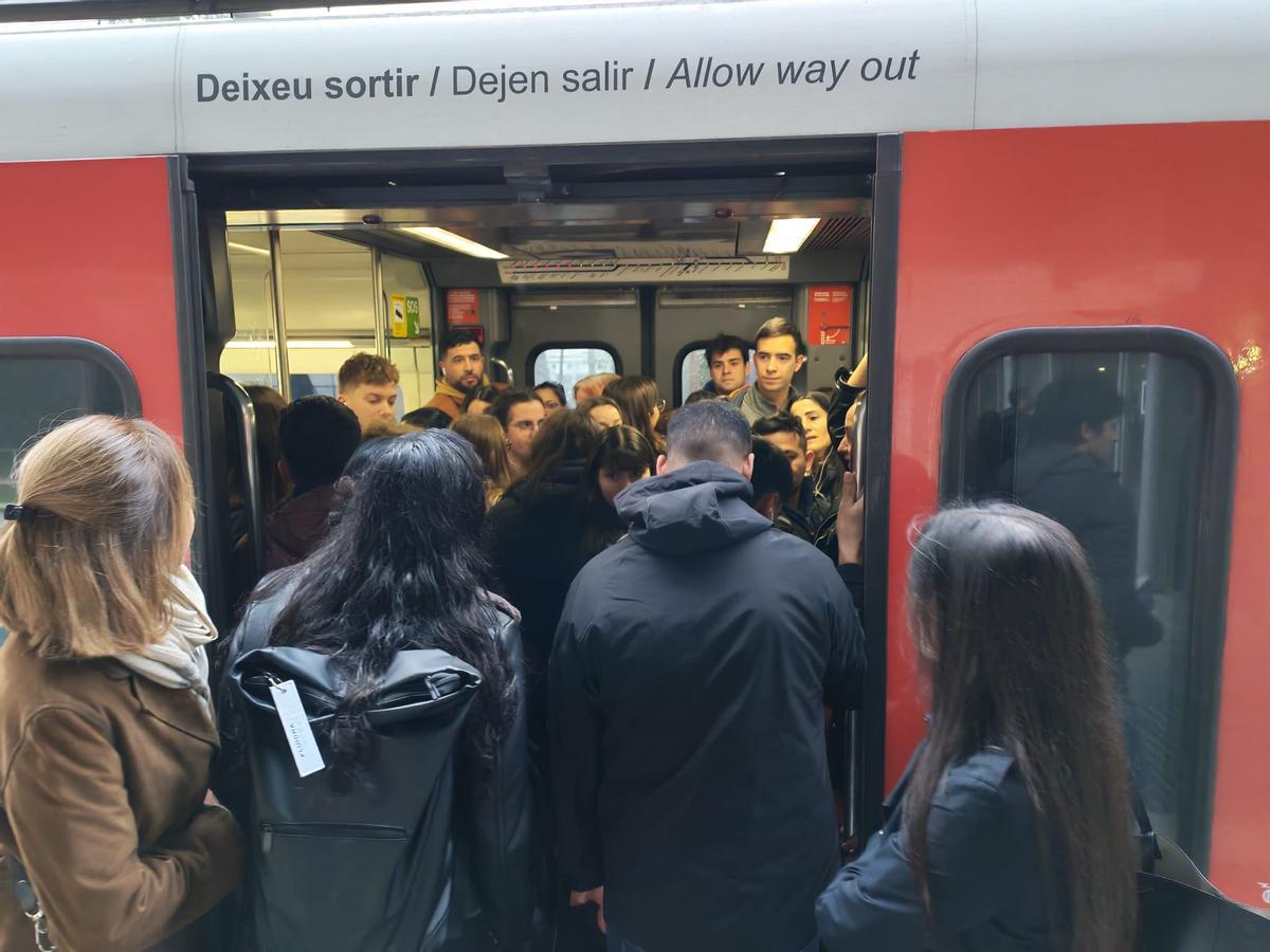 Los estudiantes se acumulan en un tren de FGC ante la huelga de maquinistas.