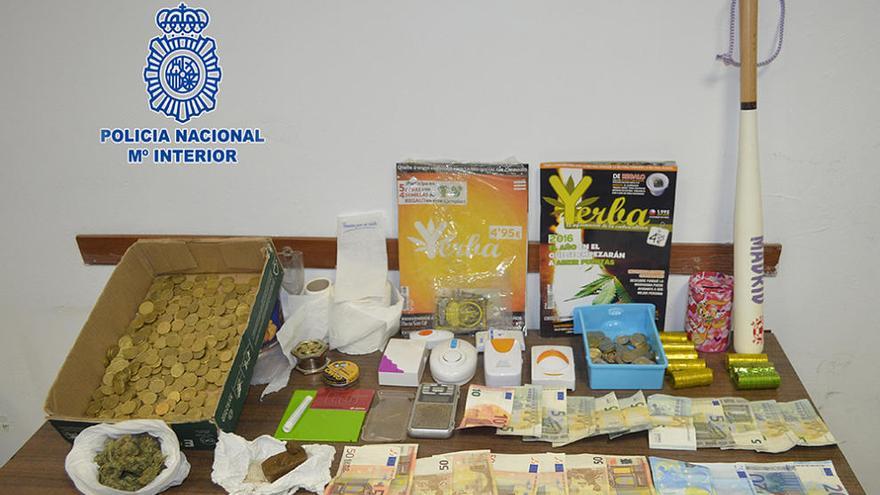 Material incautado por la Policía Nacional tras desmantelar un punto de venta de droga en Yecla