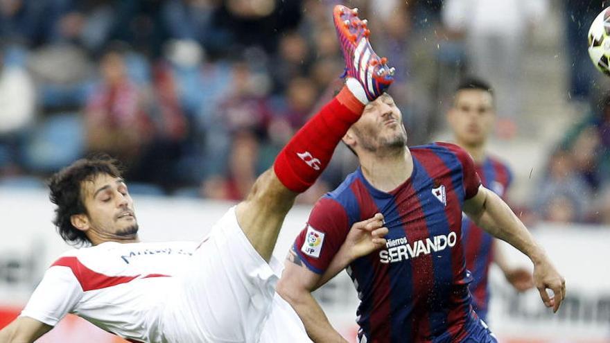 Arribas (i), despeja un balón ante Piovaccari.