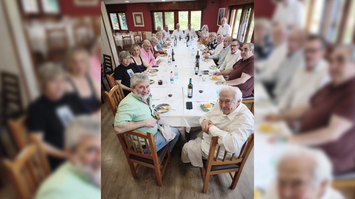 Los asistentes a la comida