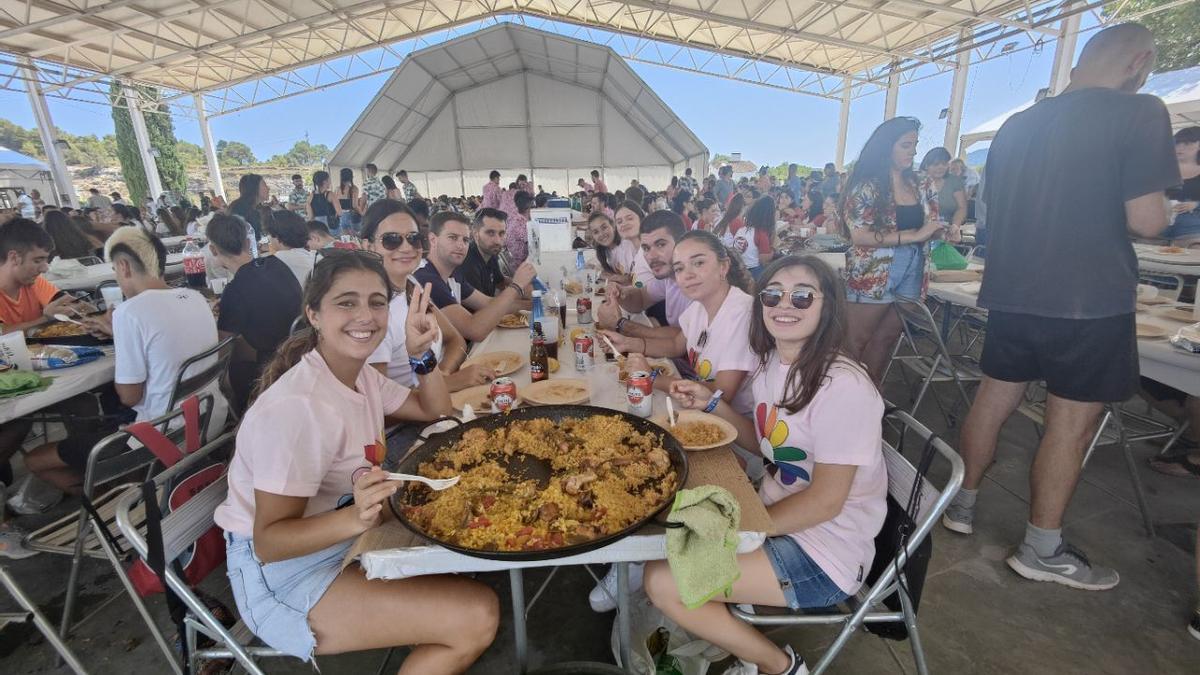 Los vecinos cocinaron las paellas en casa y las llevaron a la Pista Jardín.